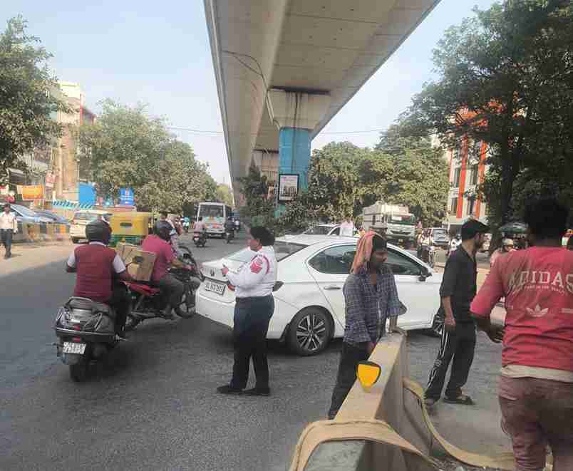 Delhi Traffic Update: विकास मार्ग पर यातायात सुगम बनाने के लिए हटाए गए जर्सी बैरियर, लक्ष्मी नगर कमर्शियल कॉम्प्लेक्स के पास वाहन चालकों को मिलेगी राहत Delhi Traffic Update, Vikas Marg, Laxmi Nagar Traffic, Delhi Traffic Police, Jersey Barrier Removal