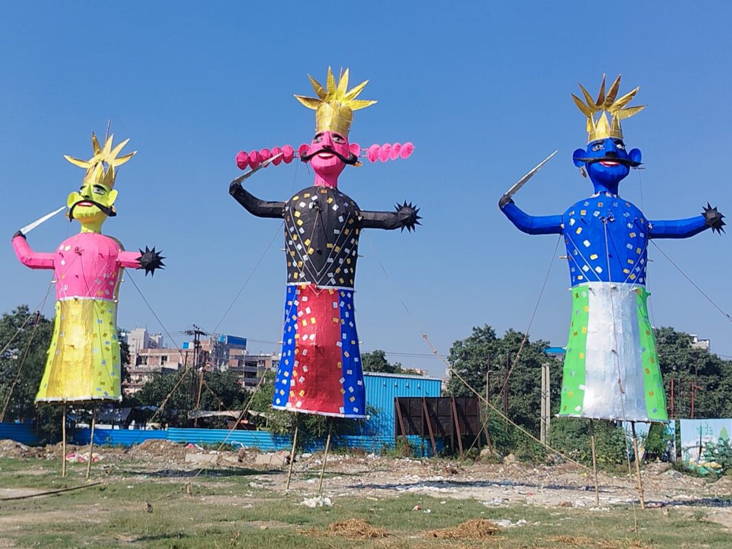 Noida Dussehra: सेक्टर-62 में दशहरा पर्व की तैयारियां पूरी, रावण-कुंभकरण और मेघनाथ के विशाल पुतले खड़े Noida Dussehra: सेक्टर-62 में दशहरा पर्व की तैयारियां पूरी, रावण-कुंभकरण और मेघनाथ के विशाल पुतले खड़े