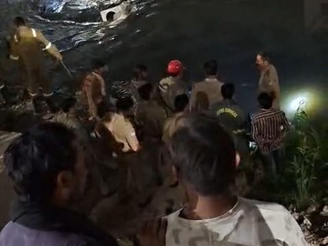 Noida Rescue Operation: सेक्टर-81 नाले में कूदे युवक का शव 9 घंटे बाद बरामद, NDRF-SDRF ने चलाया रेस्क्यू Noida Rescue Operation: सेक्टर-81 नाले में कूदे युवक का शव 9 घंटे बाद बरामद, NDRF-SDRF ने चलाया रेस्क्यू