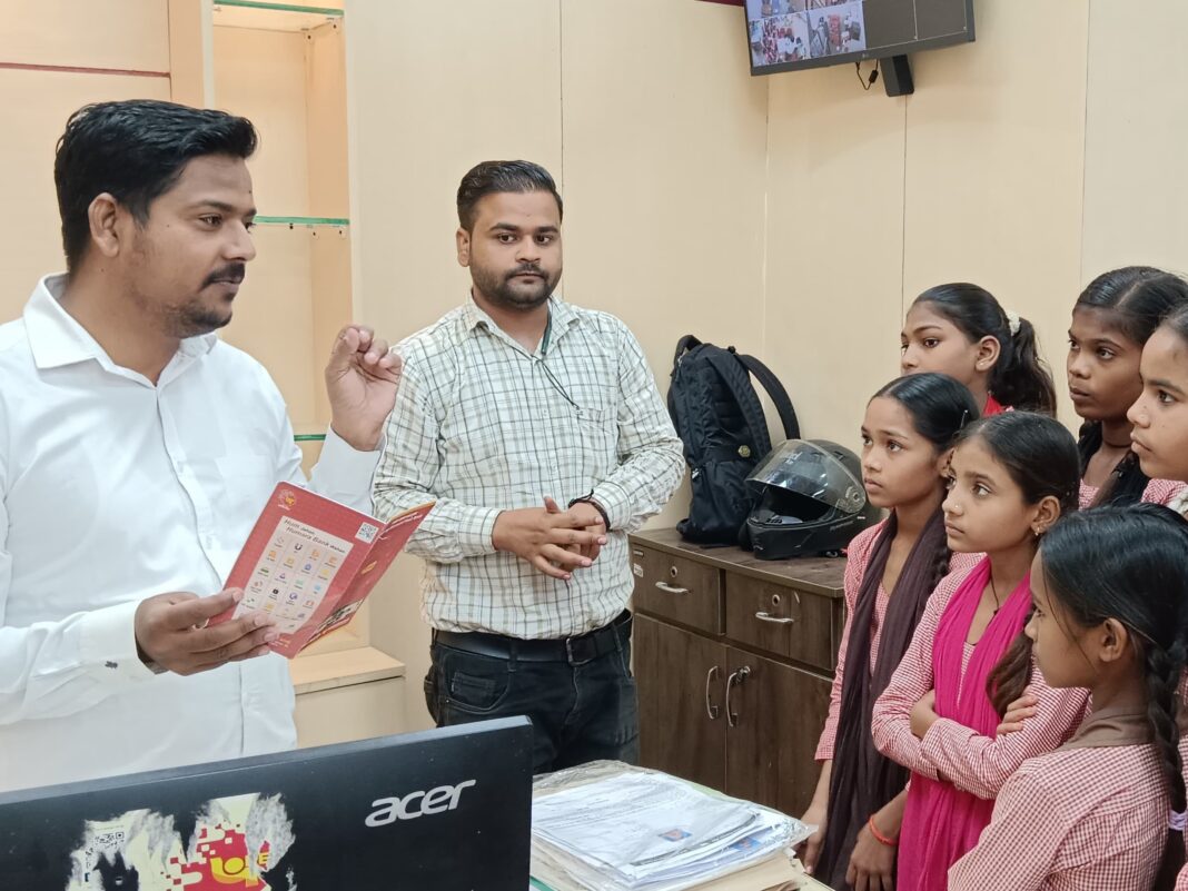 Financial Literacy: मिशन शक्ति अभियान के तहत छात्राओं को बैंकिंग और बचत के प्रति किया जागरूक Financial Literacy: मिशन शक्ति अभियान के तहत छात्राओं को बैंकिंग और बचत के प्रति किया जागरूक