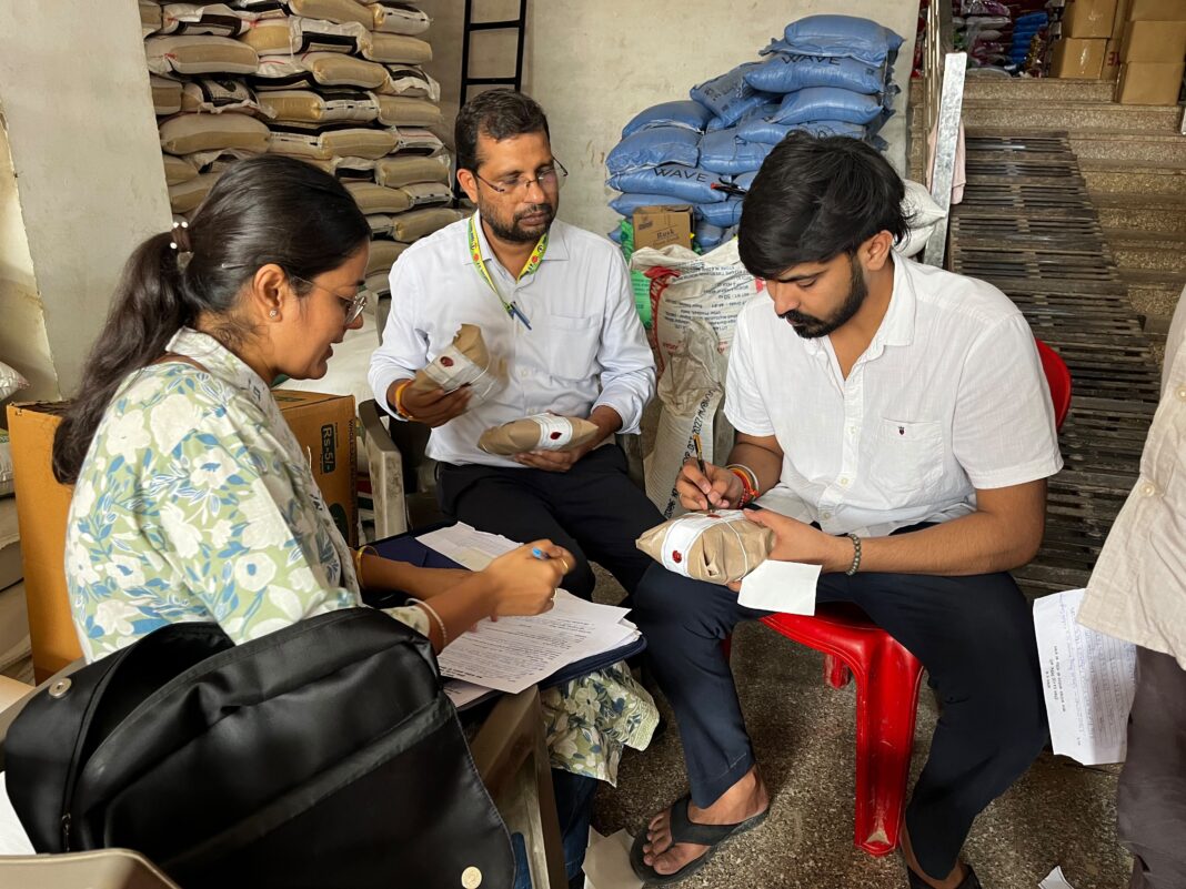 Noida Food Safety: नवरात्रि से पहले नोएडा में खाद्य सुरक्षा विभाग की छापेमारी, 24.5 लीटर घी और 33 किलो साबूदाना जब्त Noida Food Safety: नवरात्रि से पहले नोएडा में खाद्य सुरक्षा विभाग की छापेमारी, 24.5 लीटर घी और 33 किलो साबूदाना जब्त