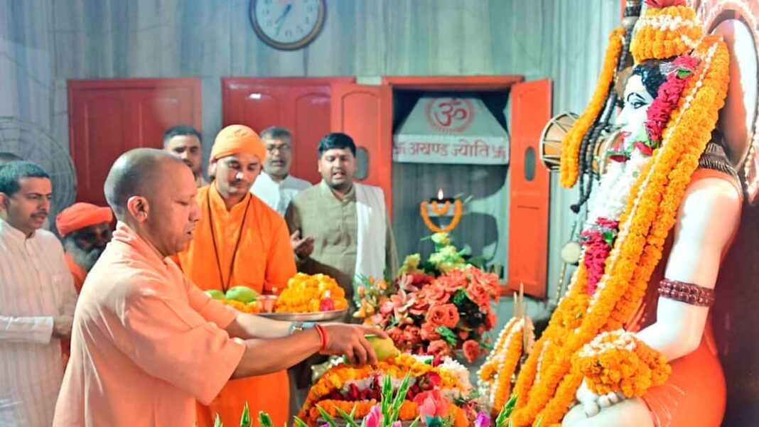 Gorakhpur : गुरु गोरखनाथ का पूजन कर विजयादशमी शोभायात्रा निकालेंगे गोरक्षपीठाधीश्वर Gorakhpur : गुरु गोरखनाथ का पूजन कर विजयादशमी शोभायात्रा निकालेंगे गोरक्षपीठाधीश्वर