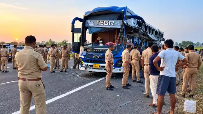 Ambedkar Nagar Accident: गोरखपुर लिंक एक्सप्रेसवे पर बस-ट्रेलर टक्कर, 4 यात्रियों की मौत Ambedkar Nagar Accident, Gorakhpur Link Expressway, Volvo Bus Accident, Uttar Pradesh Road Accident, Trailer Collision