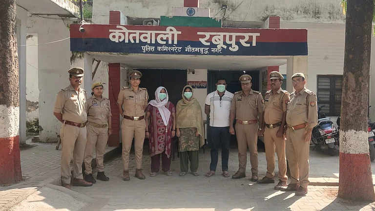 Greater Noida Family Death Case: पांच लोगों की मौत के मामले में दो बहनों समेत तीन गिरफ्तार, मोबाइल ऑडियो की जांच में अहम सुराग Greater Noida Family Death Case: पांच लोगों की मौत के मामले में दो बहनों समेत तीन गिरफ्तार, मोबाइल ऑडियो की जांच में अहम सुराग