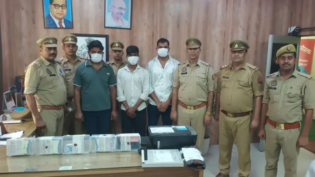 Fake Currency Gang Busted: ग्रेटर नोएडा में जाली नोट छापने वाले गिरोह का पर्दाफाश, 2.54 लाख रुपये के नकली नोट बरामद; तीन गिरफ्तार Fake Currency Gang Busted: ग्रेटर नोएडा में जाली नोट छापने वाले गिरोह का पर्दाफाश, 2.54 लाख रुपये के नकली नोट बरामद; तीन गिरफ्तार