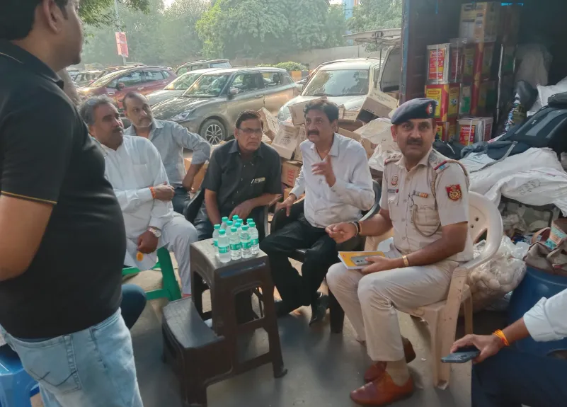 Traffic Management: न्यू कोंडली मार्केट में यातायात सुधारने के लिए MWA के साथ बैठक, 15 ट्रैफिक मार्शल देने पर सहमति Traffic Management: न्यू कोंडली मार्केट में यातायात सुधारने के लिए MWA के साथ बैठक, 15 ट्रैफिक मार्शल देने पर सहमति