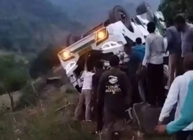 Rajouri Accident: जम्मू-कश्मीर के राजौरी में गहरी खाई में गिरा यात्रियों से भरा वाहन, दो की मौत; 21 लोगों के गंभीर घायल होने की शुरुआती खबर Rajouri Accident, Jammu Kashmir Road Accident, Moghla Teryath, Rajouri News, Vehicle Falls Into Gorge