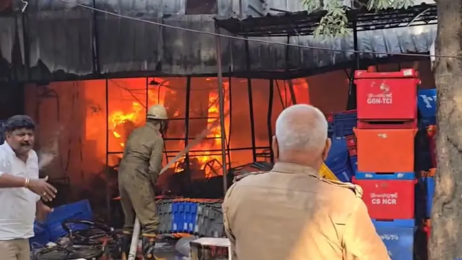 Ghaziabad Delivery Mart Fire: इंदिरापुरम के डिलीवरी मार्ट गोदाम में भीषण आग, सिलेंडर फटने की सूचना Ghaziabad Fire, Indirapuram Fire, Delivery Mart Fire, Kala Patthar Road Fire, Yogi Adityanath