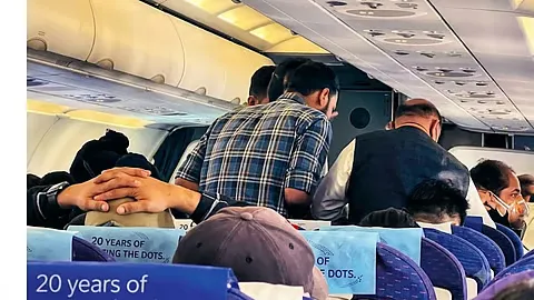 IndiGo Flight Emergency: दिल्ली-आइजोल फ्लाइट में अचानक बिगड़ी महिला की हालत, ऑक्सीजन लेवल 40% तक गिरा; तीन डॉक्टरों ने बचाई जान IndiGo Flight Emergency, Delhi Aizawl Flight, Medical Emergency, Mizo Doctors, Flight Passenger Saved