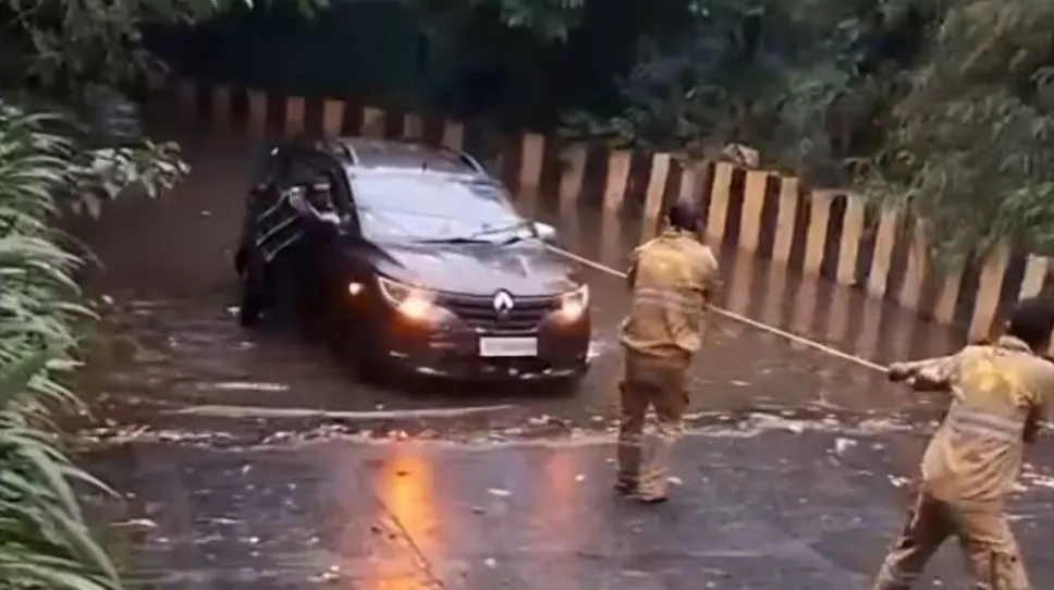 Waterlogging in Noida: सेक्टर-95 अंडरपास में पांच फीट पानी में फंसी कार, शीशा तोड़कर बाहर निकले सवार Waterlogging in Noida: सेक्टर-95 अंडरपास में पांच फीट पानी में फंसी कार, शीशा तोड़कर बाहर निकले सवार