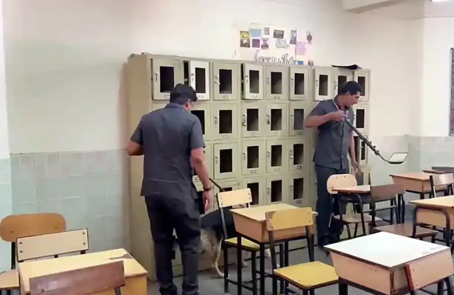 School Bomb Threat: नोएडा में एक दर्जन स्कूलों को ई-मेल से बम से उड़ाने की धमकी, पुलिस और जांच टीमें अलर्ट School Bomb Threat: नोएडा में एक दर्जन स्कूलों को ई-मेल से बम से उड़ाने की धमकी, पुलिस और जांच टीमें अलर्ट