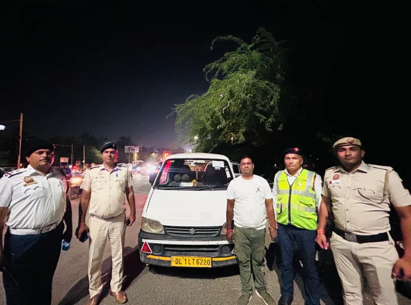 Fake No Entry Permit: दिल्ली के चिल्ला बॉर्डर पर नकली ‘नो एंट्री’ परमिशन के साथ पकड़ा गया कमर्शियल वाहन, चालक अमित कुमार के खिलाफ FIR दर्ज Fake No Entry Permit, Delhi Traffic Police, Mayur Vihar Police, Commercial Vehicle Permit, Delhi Traffic Rules