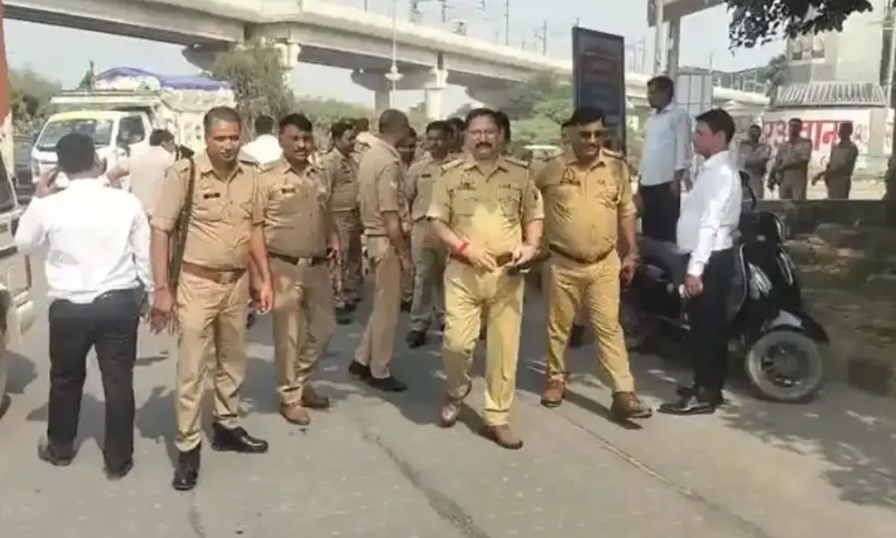Greater Noida Farmer Protest: 4 प्रतिशत अतिरिक्त आवासीय प्लॉट की मांग को लेकर अड़े किसान, पुलिस ने 50 से अधिक को लिया हिरासत में Greater Noida Farmer Protest: 4 प्रतिशत अतिरिक्त आवासीय प्लॉट की मांग को लेकर अड़े किसान, पुलिस ने 50 से अधिक को लिया हिरासत में