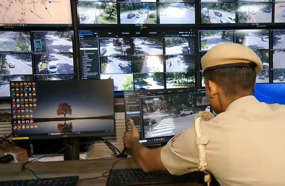 Delhi CCTV Cameras: दिल्ली में लगेंगे 50 हजार नए CCTV कैमरे, महिला सुरक्षा के लिए स्मार्ट स्ट्रीट लाइट और पुलिस गश्त पर जोर Delhi CCTV Cameras, Rekha Gupta, Women Safety Delhi, Smart Street Lights, Delhi Government Plans