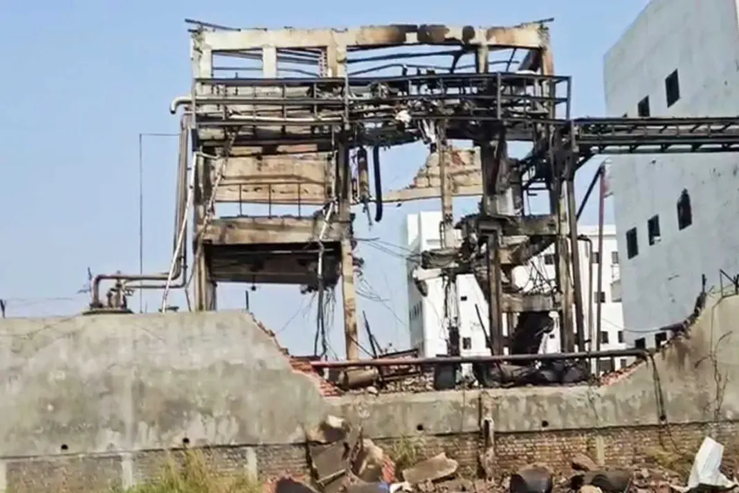 Bharuch Reactor Blast: गुजरात के भरूच में सिनजील फार्माकेम यूनिट में भीषण विस्फोट, 5 मजदूरों की मौत; जहरीली गैस के रिसाव से मचा हड़कंप Bharuch Reactor Blast, Gujarat Factory Accident, SynZeal Pharmachem, Chemical Gas Leak, Industrial Safety India