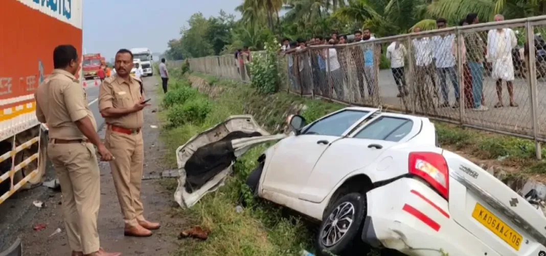 Chitradurga Accident: कर्नाटक के चित्रदुर्ग में ट्रक से पीछे से टकराई कार, 3 की मौके पर मौत; अंतिम संस्कार में जा रहे थे पांच लोग Chitradurga Accident
