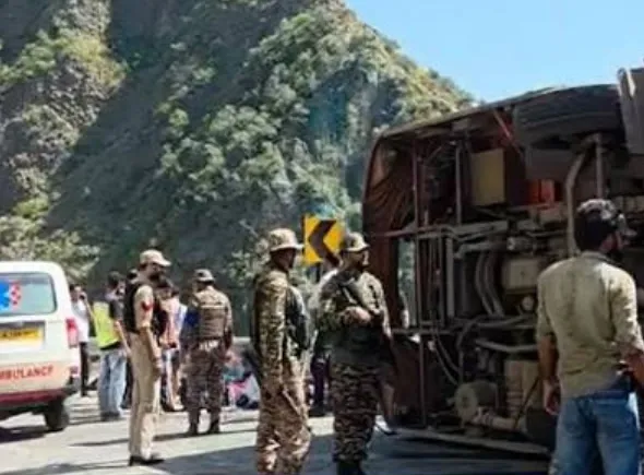 Ramban Bus Accident: जम्मू-श्रीनगर हाईवे पर स्लीपर बस पलटी, 55 यात्रियों में 30 से ज्यादा घायल Ramban Bus Accident, Jammu Kashmir Bus Accident, Jammu Srinagar Highway, Ramban Highway Accident, Sleeper Bus Accident