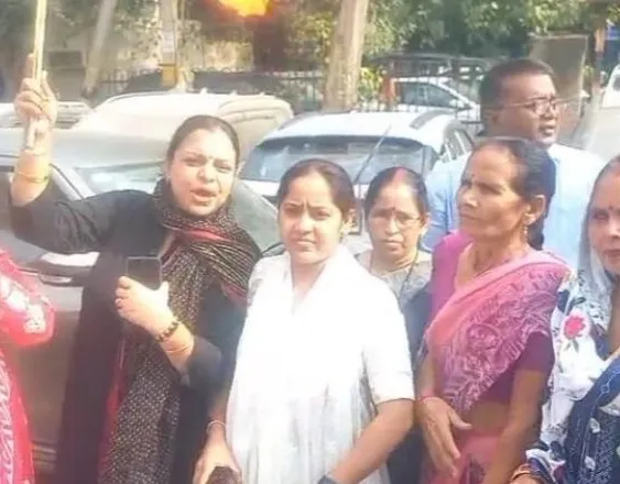 Laxmi Nagar Protest: धारा 163 लागू होने के बीच लक्ष्मी नगर में BJP कार्यकर्ताओं का प्रदर्शन, दिल्ली पुलिस की भूमिका पर उठे सवाल Laxmi Nagar Protest, BJP Workers, BNSS Section 163, Rahul Gandhi, Delhi Police