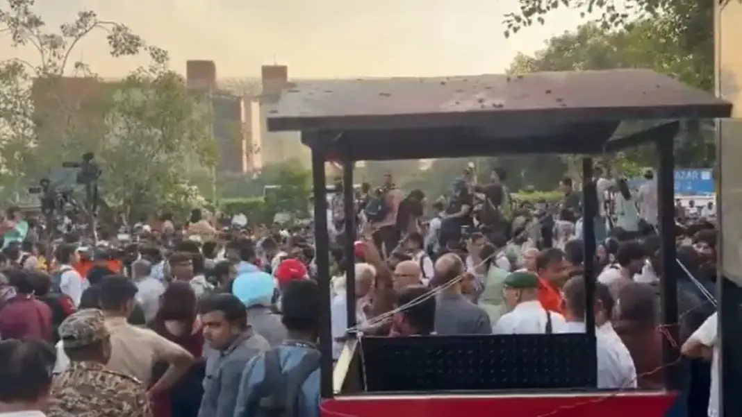 CJP Tiranga March: कनॉट प्लेस में तिरंगा मार्च के बीच व्यापारियों ने किया विरोध, मुख्य चुनाव आयुक्त ज्ञानेश कुमार के समर्थन में लगाए नारे CJP Tiranga March, Connaught Place Protest, Gyanesh Kumar, Palika Bazaar Traders, Delhi Police Security