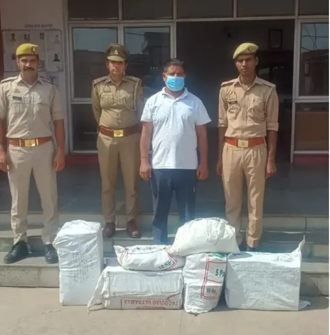 Noida Police: नोएडा में अवैध पटाखे, शराब, चोरी की बाइक और हथियार बरामद, चार गिरफ्तार Noida Police: नोएडा में अवैध पटाखे, शराब, चोरी की बाइक और हथियार बरामद, चार गिरफ्तार