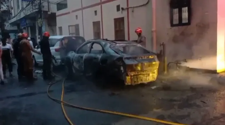 Fire in Yamuna Vihar: उत्तर-पूर्वी दिल्ली में यमुना विहार मार्केट के पास आग का तांडव, दो कारें और स्कूटर जलकर खाक Fire in Yamuna Vihar, Delhi Fire Incident, Yamuna Vihar Market, Fire Brigade Delhi, Vehicle Fire