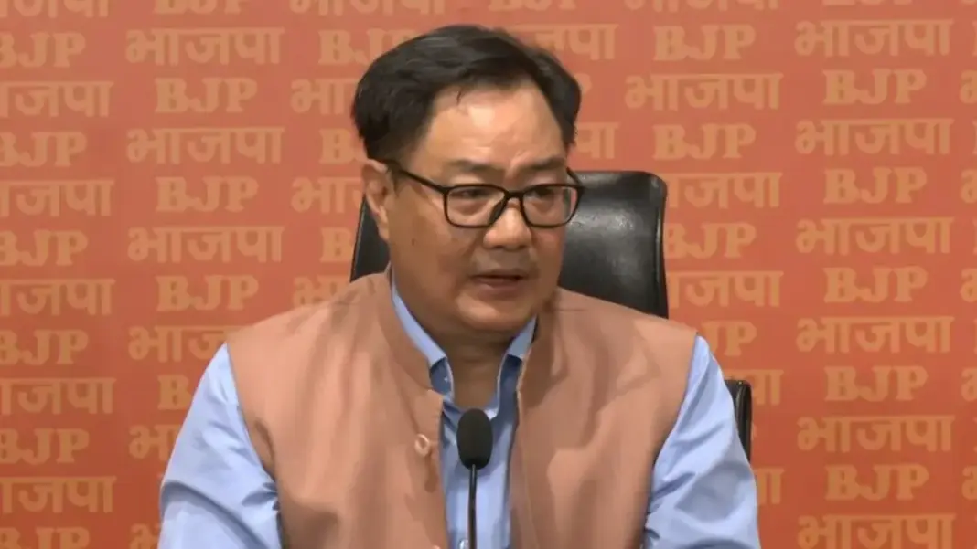 Kiren Rijiju on Regime Change: ‘भारत बांग्लादेश नहीं है’, रिजीम चेंज की मांग पर किरेन रिजिजू का विपक्ष को जवाब; नेहा बोरा और प्रशांत भूषण के बयान पर बढ़ा विवाद Kiren Rijiju, Regime Change Controversy, Neha Bora, Prashant Bhushan, India Bangladesh Politics