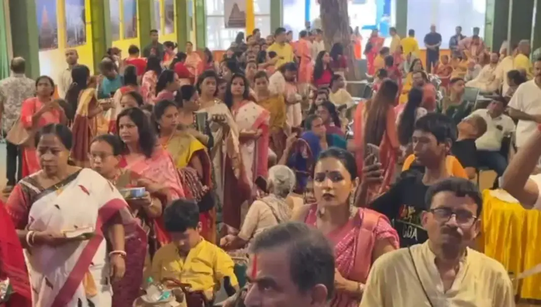Durga Puja Visarjan: ग्रेटर नोएडा में सिंदूर खेला के बाद मां दुर्गा को दी गई विदाई, विसर्जन के समय भावुक हुए श्रद्धालु Durga Puja Visarjan: ग्रेटर नोएडा में सिंदूर खेला के बाद मां दुर्गा को दी गई विदाई, विसर्जन के समय भावुक हुए श्रद्धालु