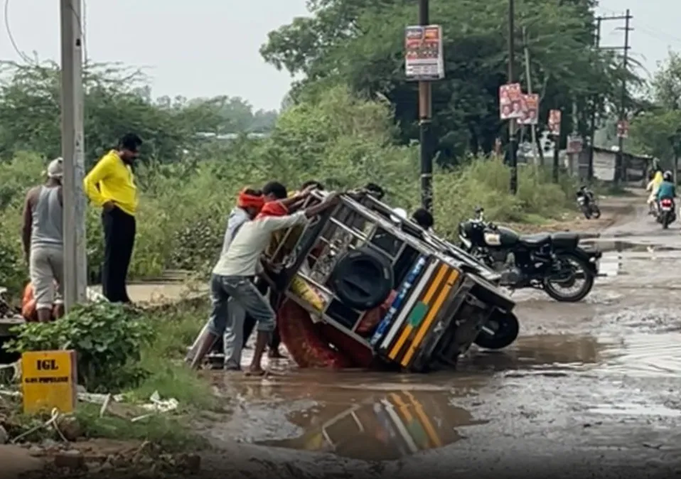 Road Accident: ग्रेटर नोएडा में गड्ढों की वजह से पलटा सब्जियों से भरा ऑटो, कई लोग घायल Road Accident: ग्रेटर नोएडा में गड्ढों की वजह से पलटा सब्जियों से भरा ऑटो, कई लोग घायल