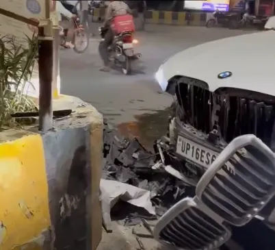 BMW Accident: नोएडा में सड़क पर कुत्ता आने से बेकाबू हुई BMW, डिवाइडर से टकराई BMW Accident: नोएडा में सड़क पर कुत्ता आने से बेकाबू हुई BMW, डिवाइडर से टकराई