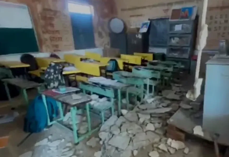 Nanded School Roof Collapse: नांदेड़ के सरकारी स्कूल में क्लास के दौरान छत गिरी, 6 छात्राएं घायल Nanded School Roof Collapse, Maharashtra School Accident, Nanded School Accident, School Roof Collapse, Student Injury
