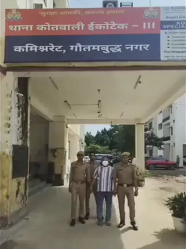 Greater Noida Murder: नशीली गोलियां देकर शराब पिलाने के बाद ऑटो चालक की हत्या का आरोप, पड़ोसी हिरासत में Greater Noida Murder: नशीली गोलियां देकर शराब पिलाने के बाद ऑटो चालक की हत्या का आरोप, पड़ोसी हिरासत में