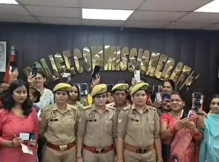 Noida Police: नोएडा पुलिस ने बरामद किए 25 लाख रुपये के 108 गुम मोबाइल, असली मालिकों को लौटाए फोन Noida Police: नोएडा पुलिस ने बरामद किए 25 लाख रुपये के 108 गुम मोबाइल, असली मालिकों को लौटाए फोन