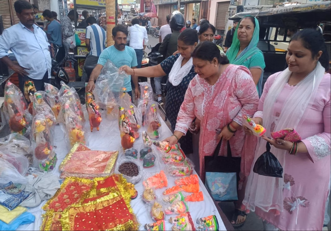 Navratri Puja: नवरात्रि से पहले नोएडा के बाजारों में सजीं पूजा सामग्री की दुकानें Navratri Puja: नवरात्रि से पहले नोएडा के बाजारों में सजीं पूजा सामग्री की दुकानें