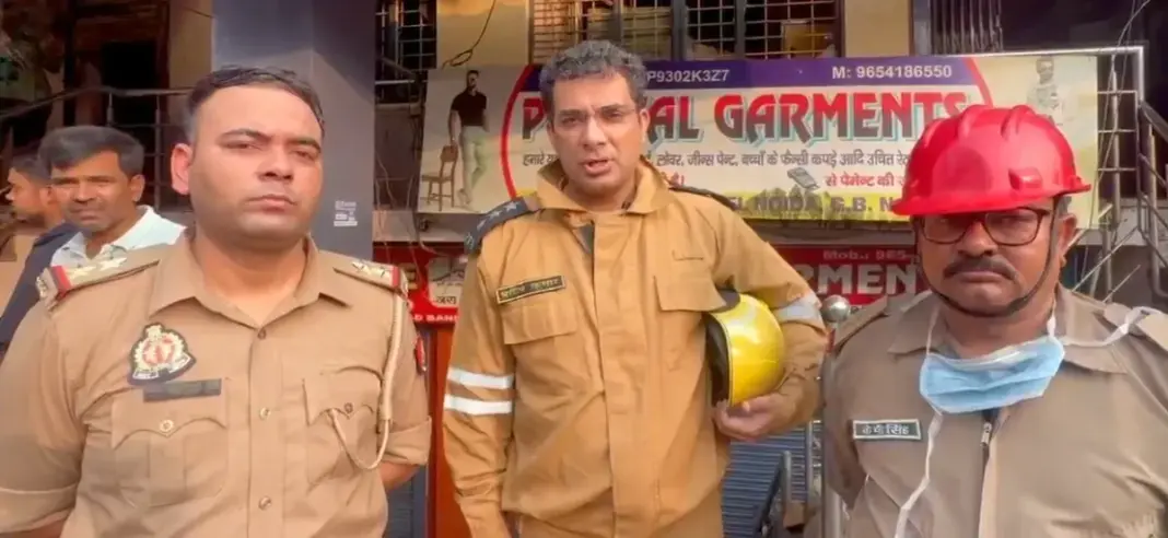 ATM Fire Noida: नोएडा के भंगेल बाजार में एटीएम में लगी भीषण आग, मशीन और नकदी जलकर खाक ATM Fire Noida: नोएडा के भंगेल बाजार में एटीएम में लगी भीषण आग, मशीन और नकदी जलकर खाक