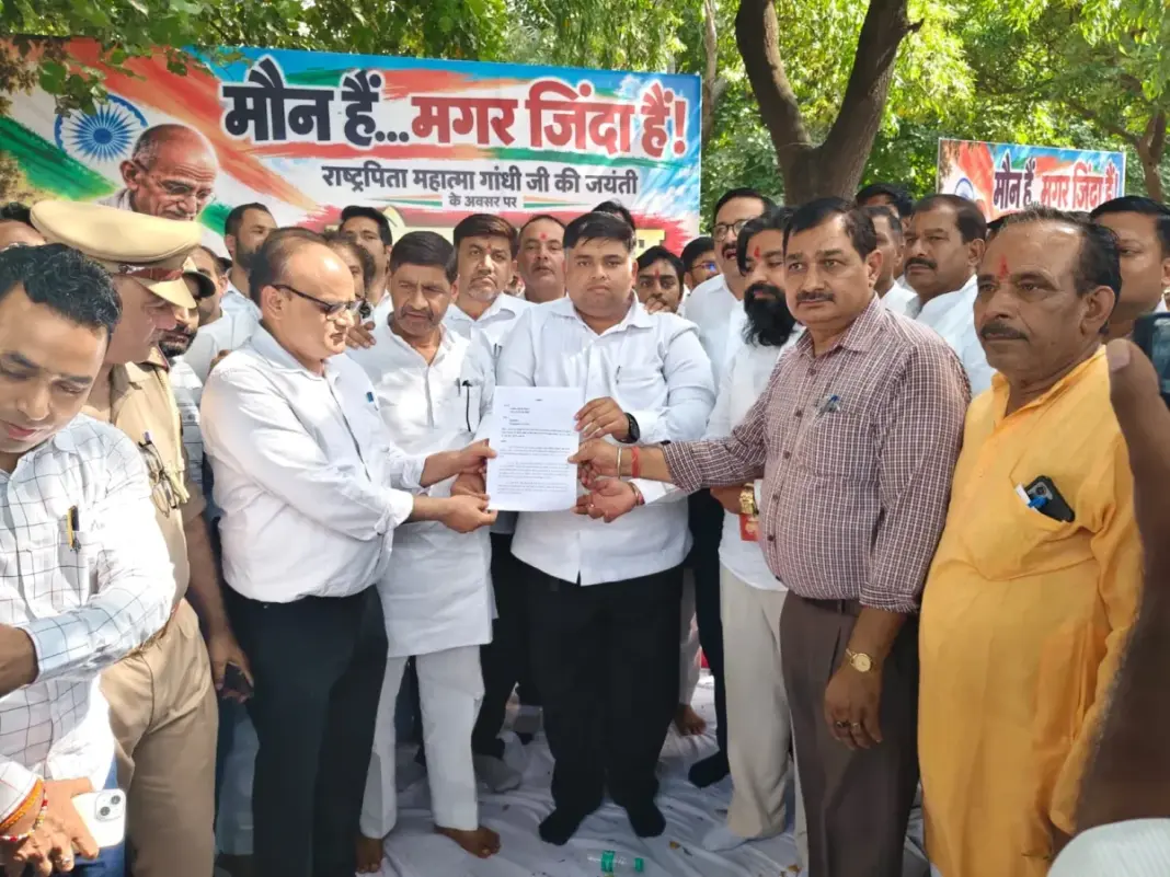 Silent Protest: गांधी जयंती पर सवर्ण स्वाभिमान मंच का मौन उपवास, राष्ट्रपति के नाम सौंपा ज्ञापन Silent Protest: गांधी जयंती पर सवर्ण स्वाभिमान मंच का मौन उपवास, राष्ट्रपति के नाम सौंपा ज्ञापन