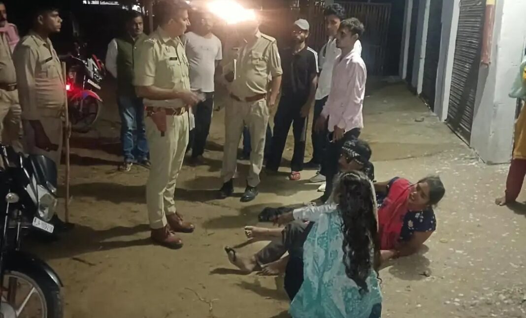 Hapur News : पुराने हाईवे पर बड़ा हादसा, ई-रिक्शा को पीछे से आए अज्ञात वाहन ने मारी टक्कर Hapur News : पुराने हाईवे पर बड़ा हादसा, ई-रिक्शा को पीछे से आए अज्ञात वाहन ने मारी टक्कर